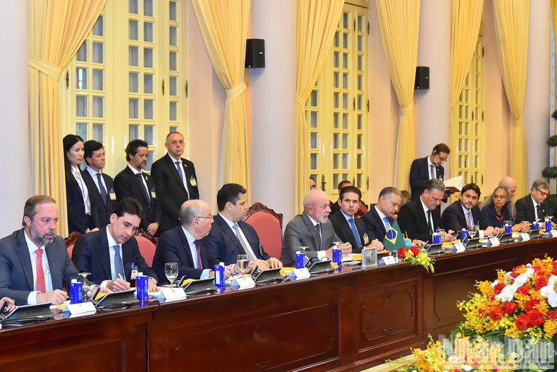 El presidente brasileño, Luiz Inácio Lula da Silva, y los delegados que lo acompañan en las conversaciones. El presidente brasileño, Luiz Inácio Lula da Silva, y los delegados que lo acompañan en las conversaciones.