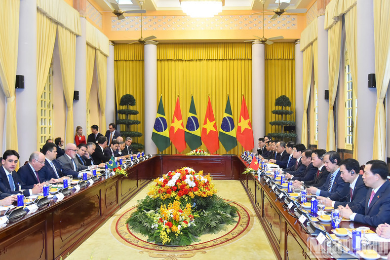 Vista de las conversaciones en el Palacio Presidencial. Vista de las conversaciones en el Palacio Presidencial.