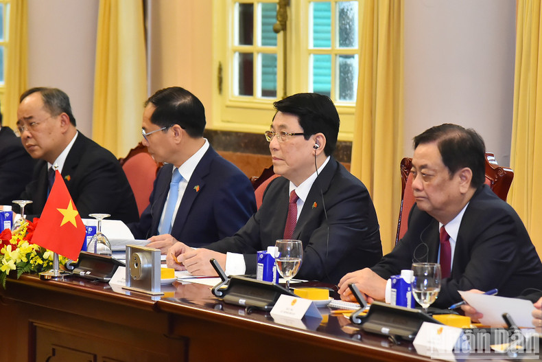 El presidente Luong Cuong, interviene en la reunión. El presidente Luong Cuong, interviene en la reunión.