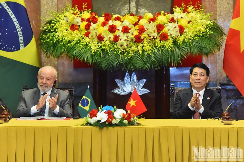 El presidente Luong Cuong y el presidente brasileño Luiz Inácio Lula da Silva en la ceremonia de firma de la acta de acuerdo entre los dos países. El presidente Luong Cuong y el presidente brasileño Luiz Inácio Lula da Silva en la ceremonia de firma de la acta de acuerdo entre los dos países.
