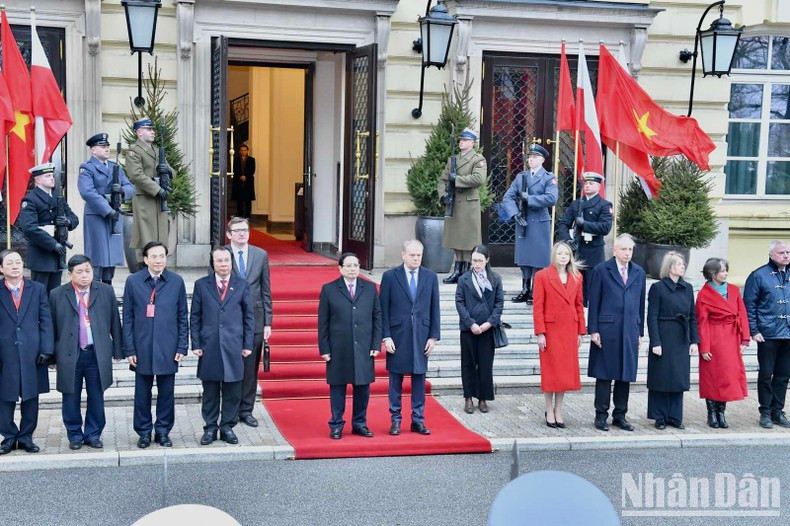 Pham Minh Chinh y Donald Tusk en la ceremonia de bienvenida. Pham Minh Chinh y Donald Tusk en la ceremonia de bienvenida.