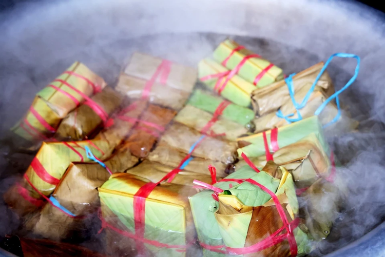 Para cualquier vietnamita una olla con fragante Banh Chung colocada sobre una fogata cálida que disipa el fríoha convertido en una imagen familiar durante las festividades por el Tet. (Foto: VNA)