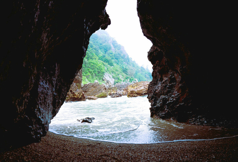 La belleza de la playa Quynh vista desde la cueva llamada “Ojo de Dragón” en el distrito de Quynh Luu, provincia de Nghe An. (Foto: VNA) La belleza de la playa Quynh vista desde la cueva llamada “Ojo de Dragón” en el distrito de Quynh Luu, provincia de Nghe An. (Foto: VNA)