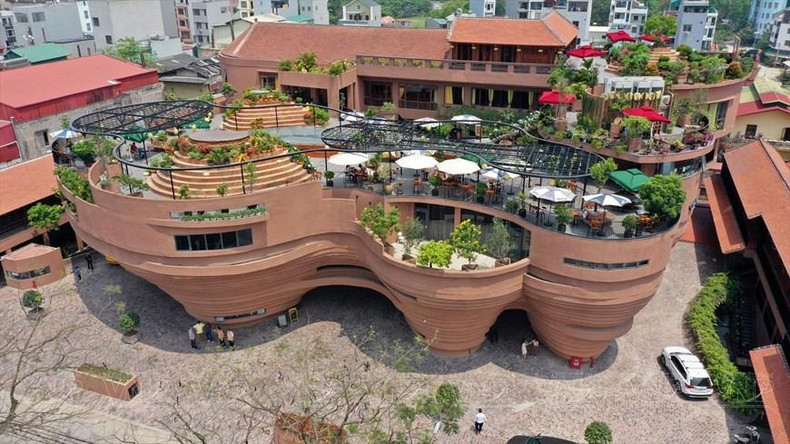 El Centro de quintaesencias de aldeas de oficios de Vietnam fue construido para honrar los valores de la aldea artesanal de Bat Trang y promover ampliamente la imagen y la marca de la cerámica y otros productos artesanales del país. (Fotografía: VNA) El Centro de quintaesencias de aldeas de oficios de Vietnam fue construido para honrar los valores de la aldea artesanal de Bat Trang y promover ampliamente la imagen y la marca de la cerámica y otros productos artesanales del país. (Fotografía: VNA)