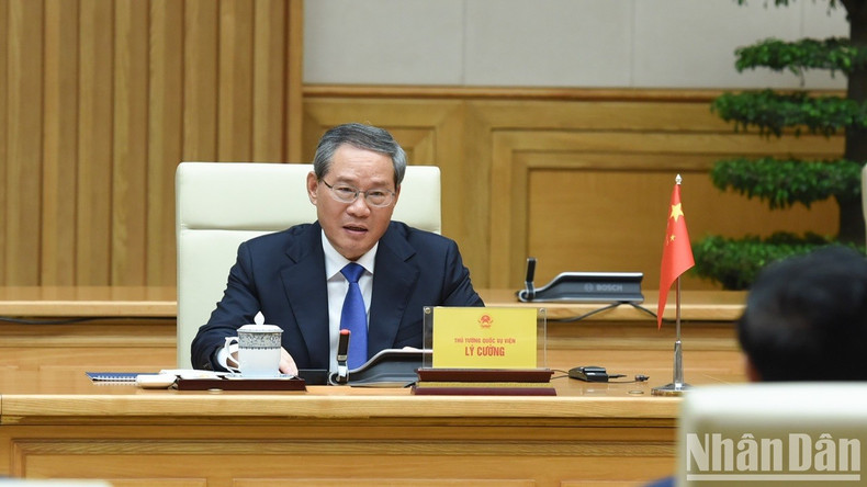 El primer ministro chino, Li Qiang, habla en la reunión.