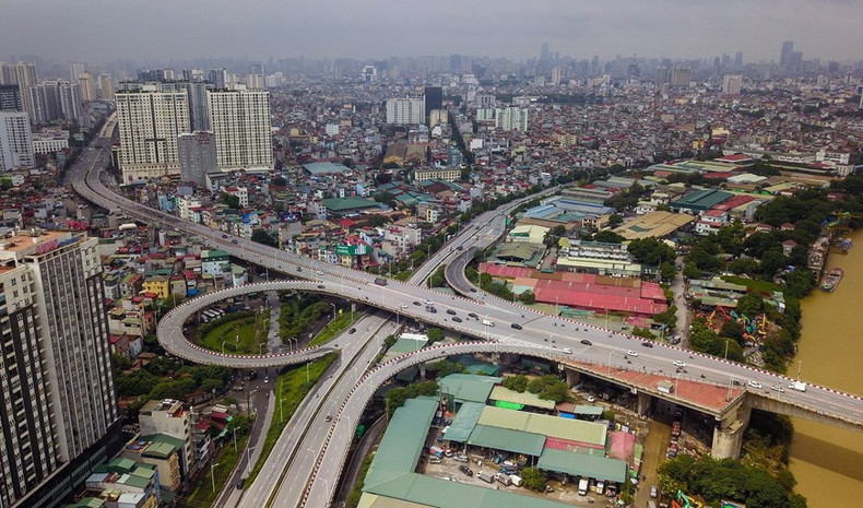 La intersección de tráfico que conecta el puente Vinh Tuy con las calles de Minh Khai y Nguyen Khoai. (Fotografía: VNA)