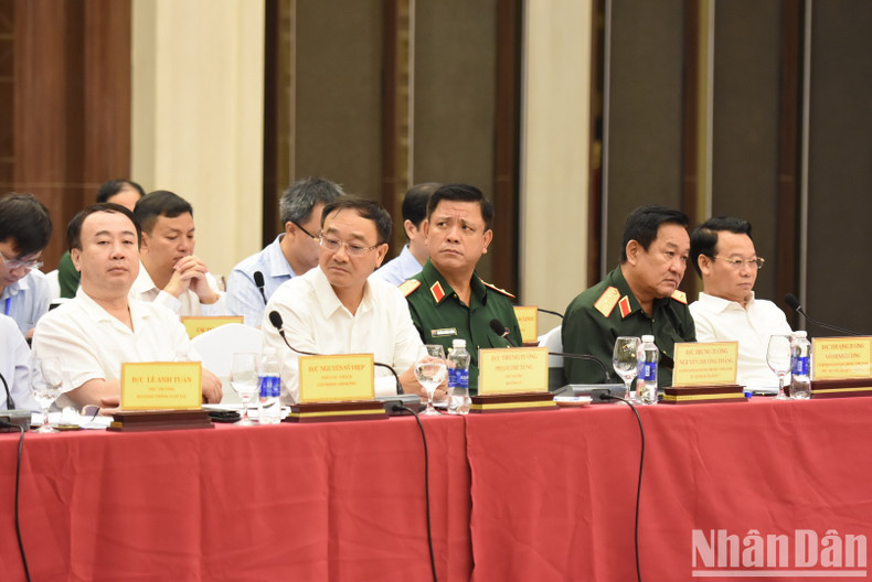 Líderes de los ministerios, sectores y órganos centrales y de la Región Militar 7 en la reunión. Líderes de los ministerios, sectores y órganos centrales y de la Región Militar 7 en la reunión.