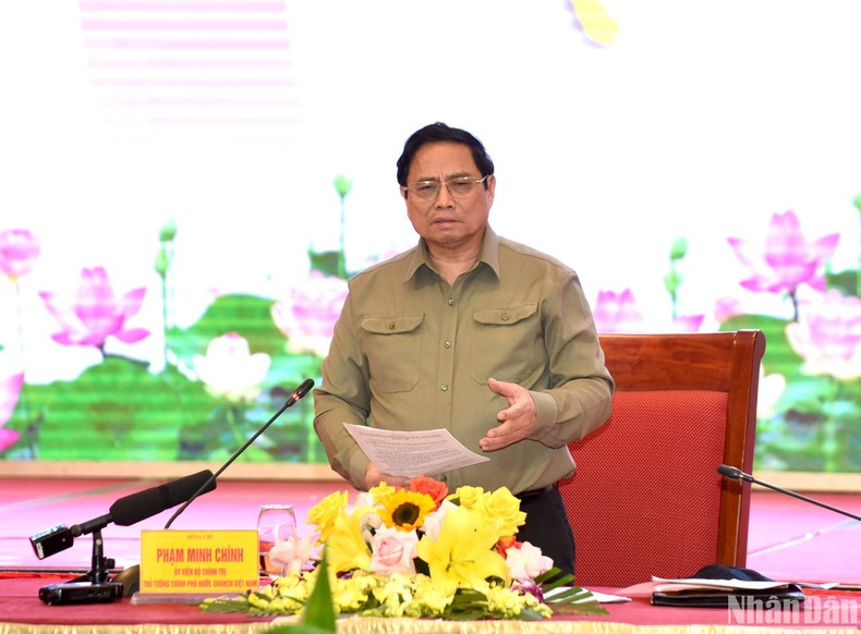 El primer ministro Pham Minh Chinh concluye la reunión. El primer ministro Pham Minh Chinh concluye la reunión.