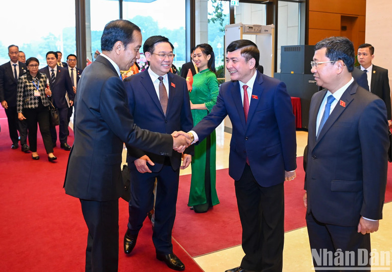 El máximo legislador presenta al presidente indonesio a los delegados vietnamitas que asisten a la reunión.