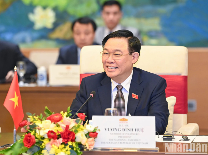 El presidente de la ANV, Vuong Dinh Hue, habla en la reunión.