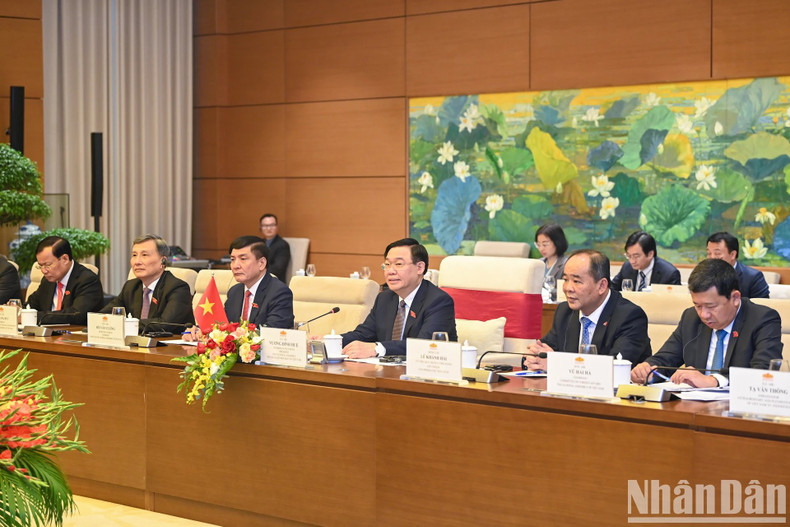 El máximo líder parlamentario y los delegados de Vietnam.