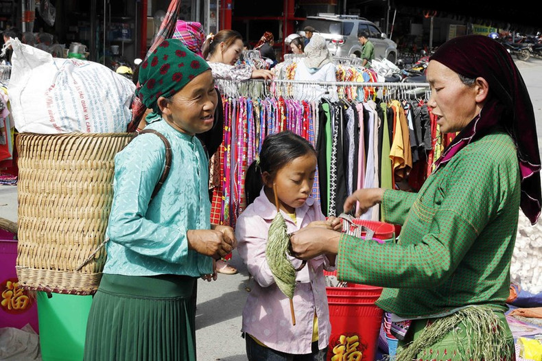 Mujeres de la minoría étnica Mong se encuentran e intercambian en el mercado de Meo Vac. (Foto: VNA) Mujeres de la minoría étnica Mong se encuentran e intercambian en el mercado de Meo Vac. (Foto: VNA)
