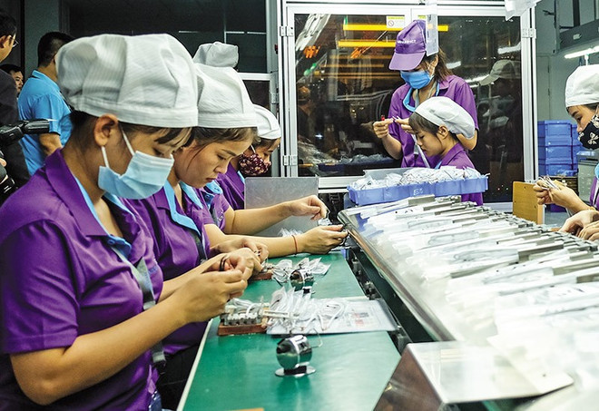 Actividades de producción en la fábrica Luxshare, con inversión China. (Foto: baodautu.vn)