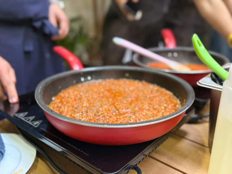 El hogao, una salsa tradicional de la gastronomía colombiana, lleva como base el tomate y la cebolla.