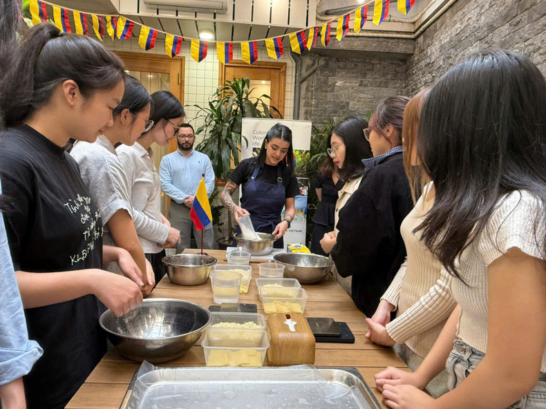 La chef colombiana María Camila Burgos (centro) enseña a los estudiantes a hacer arepas.