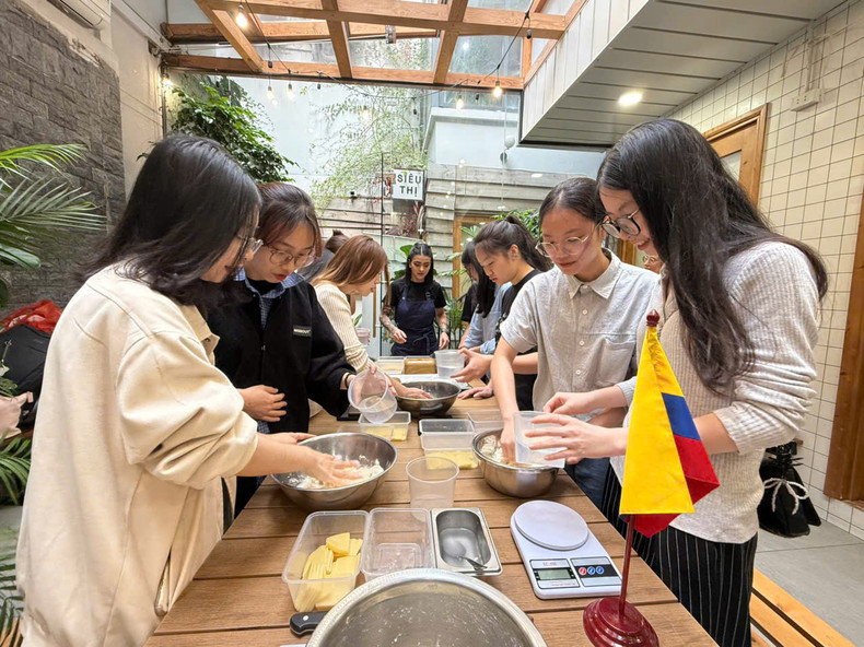 Los estudiantes del Departamento de Español de la Universidad de Hanói hacen la masa y dan forma a las arepas.