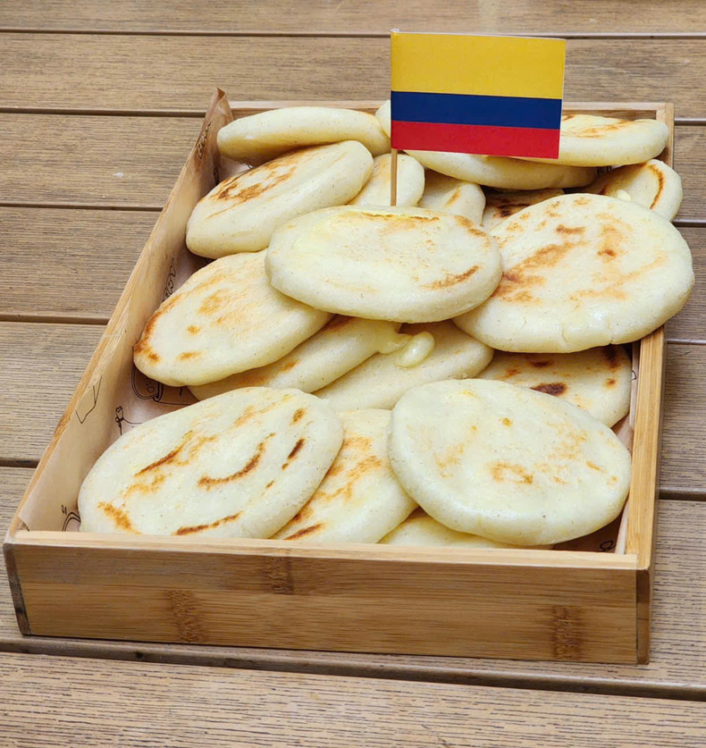 Las arepas de maíz calientes y deliciosas hechas por los estudiantes.