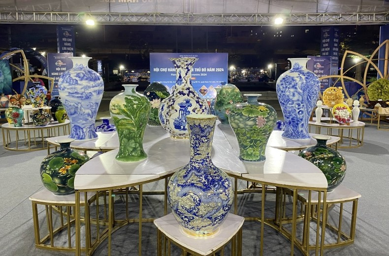 Se exhiben diversos productos cerámicos.