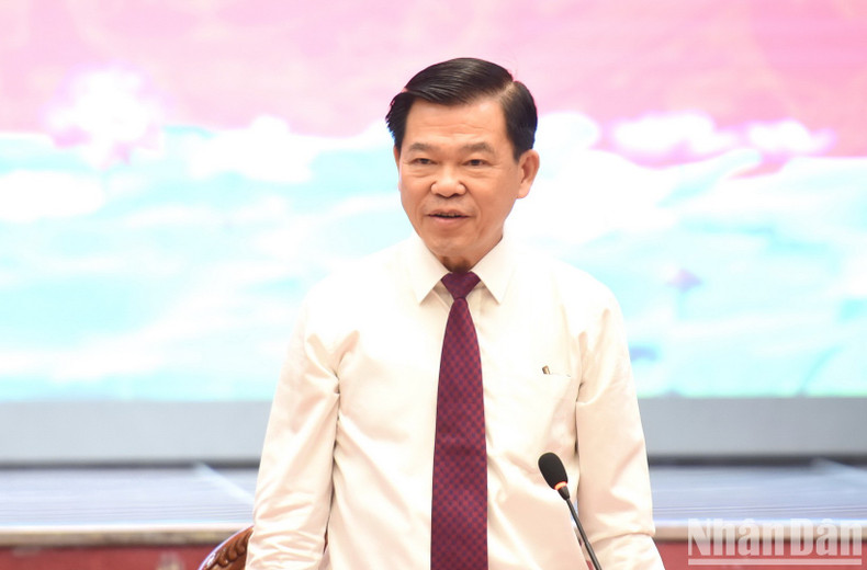 Nguyen Hong Linh, secretario del Comité del PCV en Dong Nai, presenta el informe de la reunión. Nguyen Hong Linh, secretario del Comité del PCV en Dong Nai, presenta el informe de la reunión.