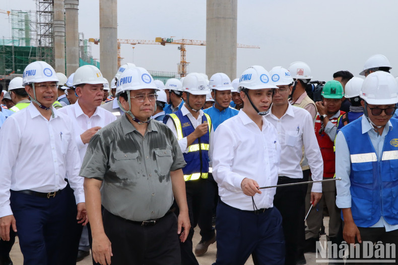 El presidente de la junta directiva de la Corporación de Aeropuertos de Vietnam informa sobre el progreso del proyecto. El presidente de la junta directiva de la Corporación de Aeropuertos de Vietnam informa sobre el progreso del proyecto.