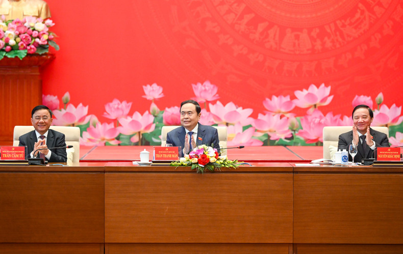 El secretario del Comité partidista de la ANV y presidente de este órgano, Tran Thanh Man, preside la reunión. El secretario del Comité partidista de la ANV y presidente de este órgano, Tran Thanh Man, preside la reunión.