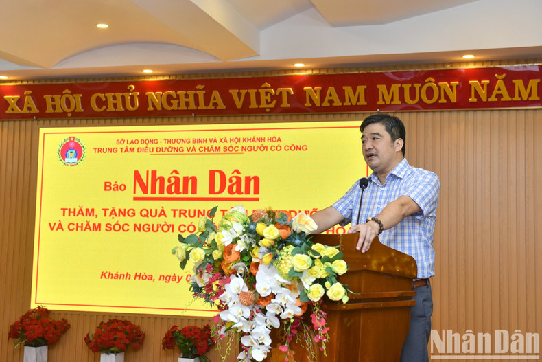 El camarada Ta Hong Quang, director del Servicio de Trabajo, Inválidos de Guerra y Asuntos Sociales de Khanh Hoa, habla en el acto. El camarada Ta Hong Quang, director del Servicio de Trabajo, Inválidos de Guerra y Asuntos Sociales de Khanh Hoa, habla en el acto.