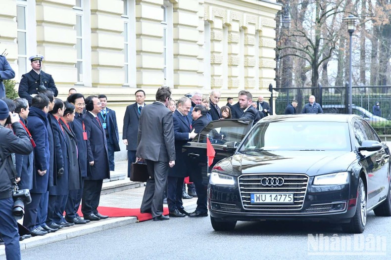 El primer ministro polaco, Donald Tusk, da la bienvenida a su par vietnamita, Pham Minh Chinh. El primer ministro polaco, Donald Tusk, da la bienvenida a su par vietnamita, Pham Minh Chinh.