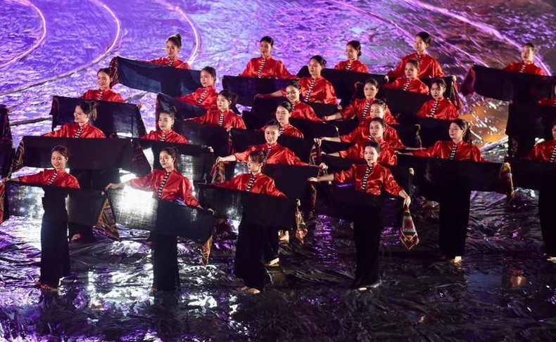 La danza Xoe se practica en pueblos de los Thai en las provincias de Yen Bai, Son La, Lai Chau y Dien Bien. La danza Xoe se practica en pueblos de los Thai en las provincias de Yen Bai, Son La, Lai Chau y Dien Bien.