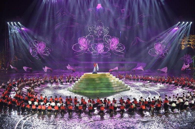 Participan en el espectáculo unos 900 artistas profesionales y aficionados que son artesanos y habitantes de la etnia Thai, quienes han aportado la vitalidad del arte Xoe Thai a la vida cultural y espiritual de esta comunidad étnica durante muchas generaciones. Participan en el espectáculo unos 900 artistas profesionales y aficionados que son artesanos y habitantes de la etnia Thai, quienes han aportado la vitalidad del arte Xoe Thai a la vida cultural y espiritual de esta comunidad étnica durante muchas generaciones.