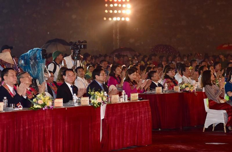 El premier Pham Minh Chinh y los delegados en el acto. El premier Pham Minh Chinh y los delegados en el acto.