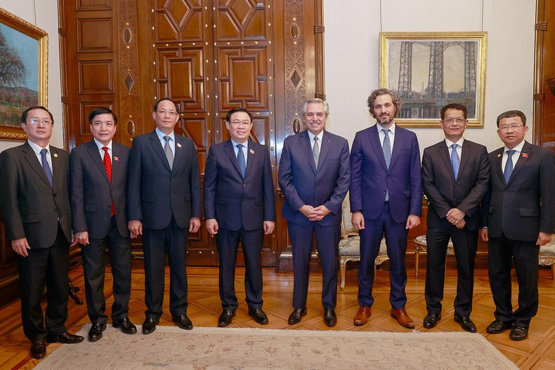 El presidente de la AN de Vietnam, Vuong Dinh Hue, y el presidente argentino, Alberto Fernández, junto con los delegados de ambos países en la reunión. (Foto: Doan Tuan)