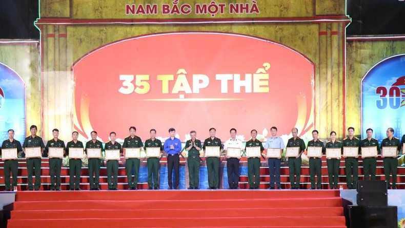 Representantes de la Dirección General de Política del Ejército Popular de Vietnam y dirigentes de la Unión de Jóvenes Comunistas Ho Chi Minh otorgan certificados de mérito a los colectivos que han obtenido más éxitos en el concurso. Representantes de la Dirección General de Política del Ejército Popular de Vietnam y dirigentes de la Unión de Jóvenes Comunistas Ho Chi Minh otorgan certificados de mérito a los colectivos que han obtenido más éxitos en el concurso.