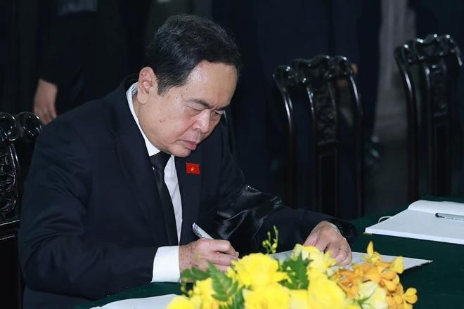 El miembro del Buró Político y presidente de la Asamblea Nacional, Tran Thanh Man, escribe en el libro de condolencias. (Foto: VNA) El miembro del Buró Político y presidente de la Asamblea Nacional, Tran Thanh Man, escribe en el libro de condolencias. (Foto: VNA)