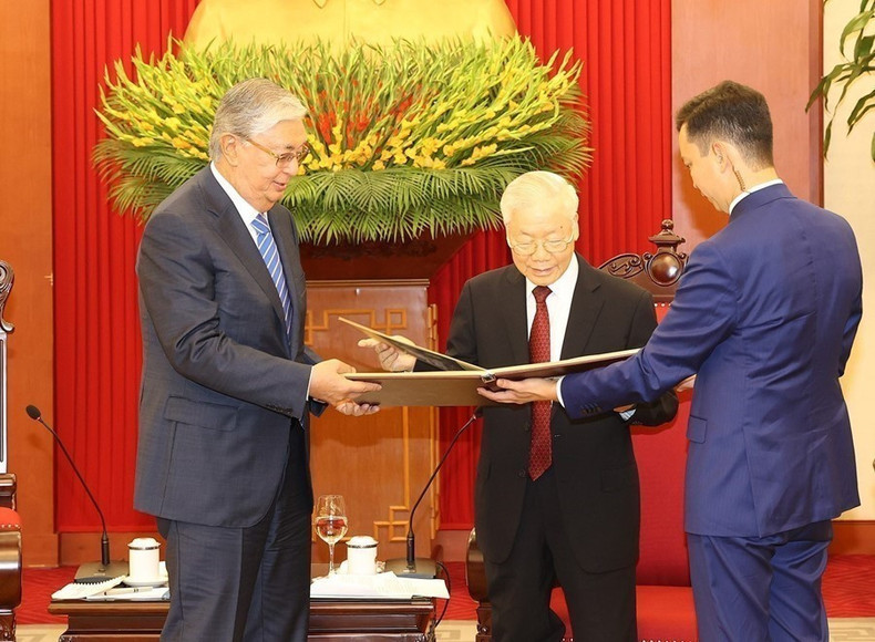 El presidente de Kazajistán, Kassym-Jomart Tokayev, entregó al secretario general del Partido Comunista de Vietnam, Nguyen Phu Trong, un álbum de fotografías documentales sobre la visita del Presidente Ho Chi Minh a ese país en 1959 (Hanói, el 21 de agosto de 2023). (Foto: VNA) El presidente de Kazajistán, Kassym-Jomart Tokayev, entregó al secretario general del Partido Comunista de Vietnam, Nguyen Phu Trong, un álbum de fotografías documentales sobre la visita del Presidente Ho Chi Minh a ese país en 1959 (Hanói, el 21 de agosto de 2023). (Foto: VNA)