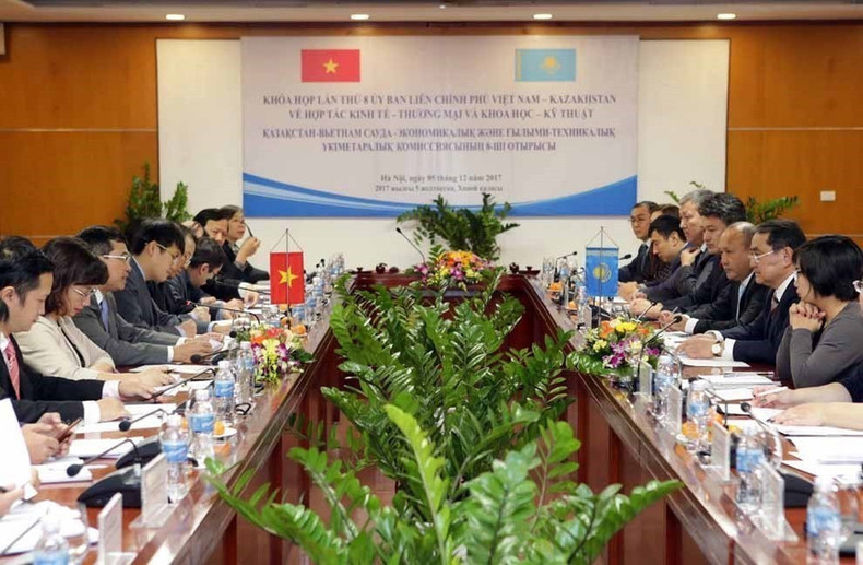 La octava Reunión del Comité Intergubernamental Vietnam-Kazajistán sobre cooperación económica, comercial y científica - técnica se llevó a cabo el 5 de diciembre de 2017 en Hanói. (Foto: VNA) La octava Reunión del Comité Intergubernamental Vietnam-Kazajistán sobre cooperación económica, comercial y científica - técnica se llevó a cabo el 5 de diciembre de 2017 en Hanói. (Foto: VNA)