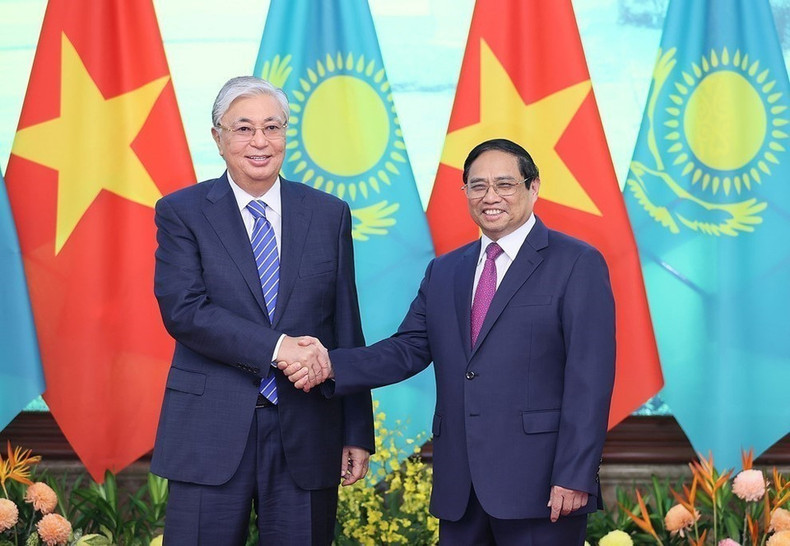 El primer ministro Pham Minh Chinh se reunió el 21 de agosto de 2023 en Hanói con el presidente de la República de Kazajistán, Kassym-Jomart Tokayev, quien realizó una visita oficial a Vietnam. (Foto: VNA) El primer ministro Pham Minh Chinh se reunió el 21 de agosto de 2023 en Hanói con el presidente de la República de Kazajistán, Kassym-Jomart Tokayev, quien realizó una visita oficial a Vietnam. (Foto: VNA)
