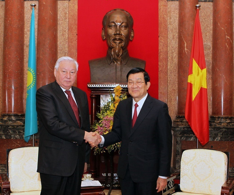 El presidente Truong Tan Sang recibió a Zhakupov Kabibolla Kabenovich, titular de la Cámara de Representantes de la República de Kazajistán, quien realizó una visita oficial a Vietnam y asistió a la 132 Asamblea de la Unión Interparlamentaria (IPU-132) efectuada el 29 de marzo de 2015 en Hanói. (Foto: VNA) El presidente Truong Tan Sang recibió a Zhakupov Kabibolla Kabenovich, titular de la Cámara de Representantes de la República de Kazajistán, quien realizó una visita oficial a Vietnam y asistió a la 132 Asamblea de la Unión Interparlamentaria (IPU-132) efectuada el 29 de marzo de 2015 en Hanói. (Foto: VNA)