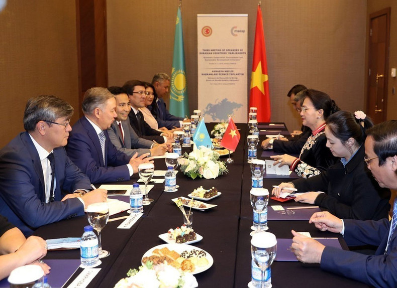Durante la tercera Conferencia de Presidentes de los Parlamentos de los Países Euroasiáticos, celebrada el 9 de octubre de 2018 en Antalya (Turquía), la presidenta de la Asamblea Nacional de Vietnam, Nguyen Thi Kim Ngan, se reunió con el titular de la Cámara de Representantes de la República de Kazajistán, Nurlan Nigmatulin. (Foto: VNA) Durante la tercera Conferencia de Presidentes de los Parlamentos de los Países Euroasiáticos, celebrada el 9 de octubre de 2018 en Antalya (Turquía), la presidenta de la Asamblea Nacional de Vietnam, Nguyen Thi Kim Ngan, se reunió con el titular de la Cámara de Representantes de la República de Kazajistán, Nurlan Nigmatulin. (Foto: VNA)