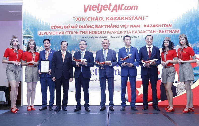 La aerolínea vietnamita VietJet Air celebró el 12 de octubre de 2022 en Astaná una ceremonia del anuncio de la apertura de una ruta de vuelo directa entre Vietnam y Kazajistán. (Foto: VNA) La aerolínea vietnamita VietJet Air celebró el 12 de octubre de 2022 en Astaná una ceremonia del anuncio de la apertura de una ruta de vuelo directa entre Vietnam y Kazajistán. (Foto: VNA)