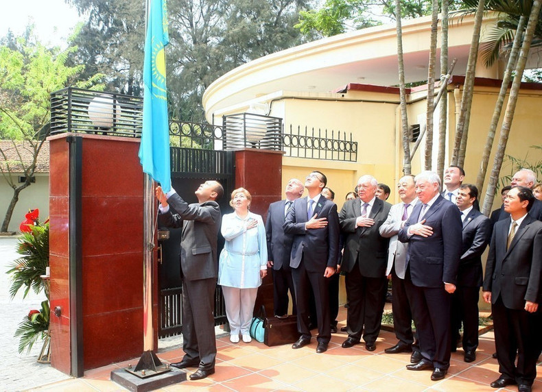 El presidente de la Cámara de Representantes de Kazajistán, Zhakupov Kabibolla Kabenovic, y los delegados asistieron a la ceremonia de izamiento de la bandera en la inauguración de la Embajada de Astaná en Hanói. (el 30 de marzo de 2015). (Foto: VNA) El presidente de la Cámara de Representantes de Kazajistán, Zhakupov Kabibolla Kabenovic, y los delegados asistieron a la ceremonia de izamiento de la bandera en la inauguración de la Embajada de Astaná en Hanói. (el 30 de marzo de 2015). (Foto: VNA)