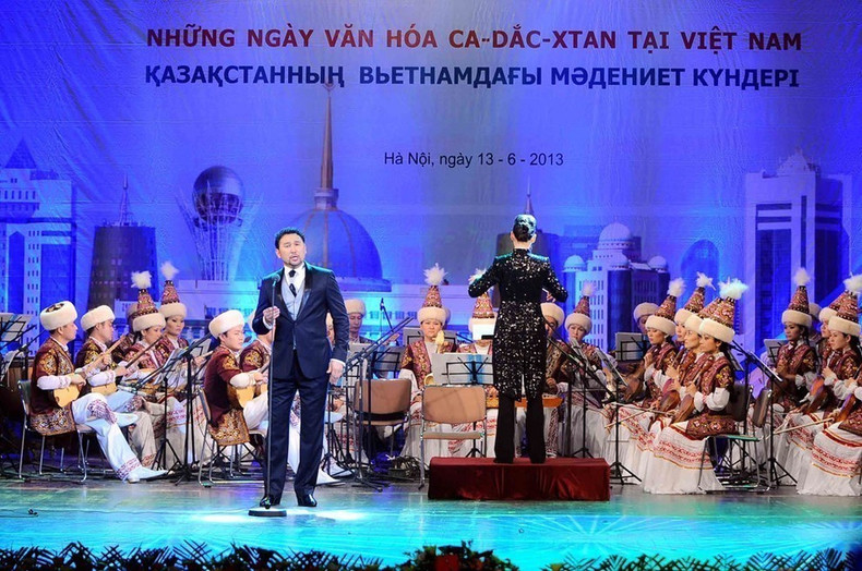 Las primeras jornadas culturales de Kazajistán se celebraron del 11 al 14 de junio de 2013 en Hanói. (Foto: VNA) Las primeras jornadas culturales de Kazajistán se celebraron del 11 al 14 de junio de 2013 en Hanói. (Foto: VNA)