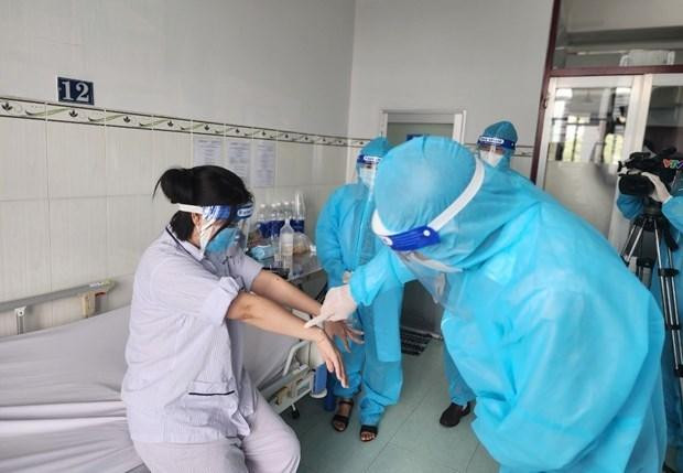 Las autoridades sanitarias visitan la primera paciente infectada con la viruela símica en Vietnam. (Fotografía: VNA) Las autoridades sanitarias visitan la primera paciente infectada con la viruela símica en Vietnam. (Fotografía: VNA)