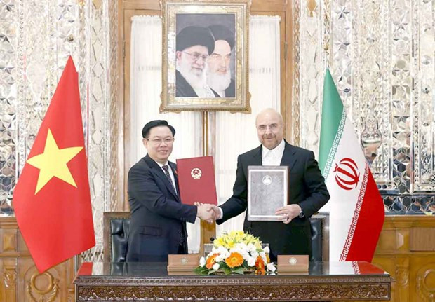 El presidente de la Asamblea Nacional de Vietnam, Vuong Dinh Hue, y el titular de la Asamblea Consultiva Islámica de Irán, Mohammad Bagher Ghalibaf, intercambiaron el Memorando de entendimiento sobre la cooperación entre los órganos legislativos de ambos países. (Foto: VNA)