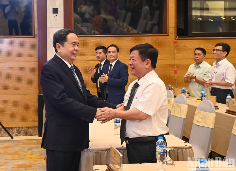El presidente de la AN, Tran Thanh Man, y los delegados en la ceremonia. El presidente de la AN, Tran Thanh Man, y los delegados en la ceremonia.