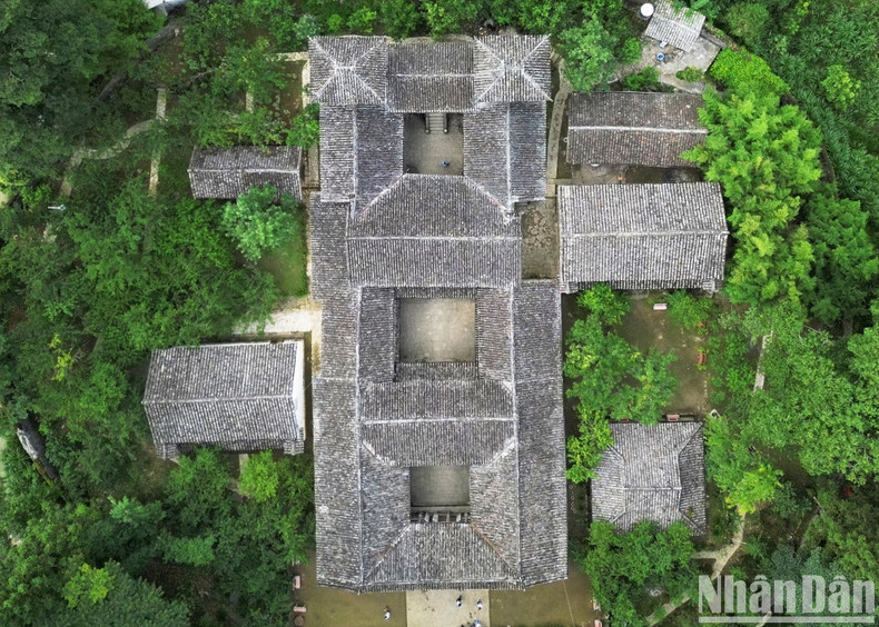 Los turistas deseosos de descubrir los llamativos patrimonios étnicos de Ha Giang deben visitar la residencia de la familia Vuong. Situada en la comuna de Sa Phin, distrito de Dong Van, esta magnífica casa cuenta con una arquitectura muy original.