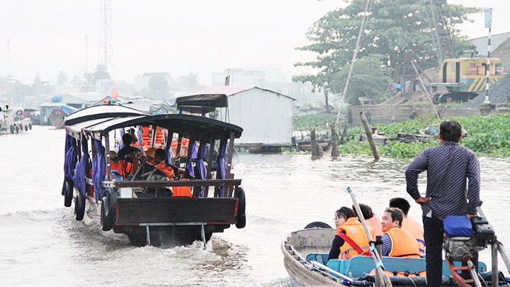 Barcos transportan a los turistas al mercado flotante. Barcos transportan a los turistas al mercado flotante.