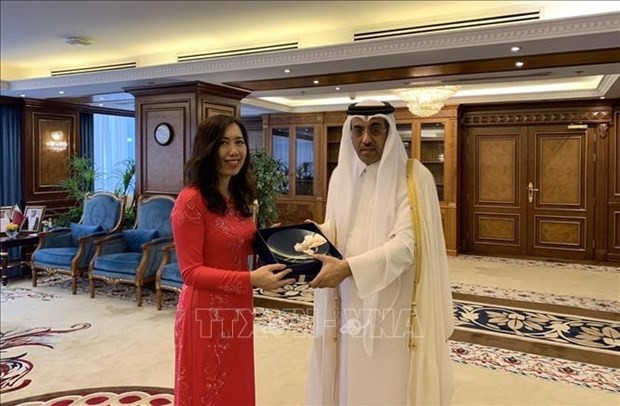 La viceministra de Relaciones Exteriores de Vietnam, Le Thi Thu Hang, y el ministro de Trabajo de Catar, Ali Bin Saeed Bin Smaikh Al Marri (Foto:VNA) La viceministra de Relaciones Exteriores de Vietnam, Le Thi Thu Hang, y el ministro de Trabajo de Catar, Ali Bin Saeed Bin Smaikh Al Marri (Foto:VNA)