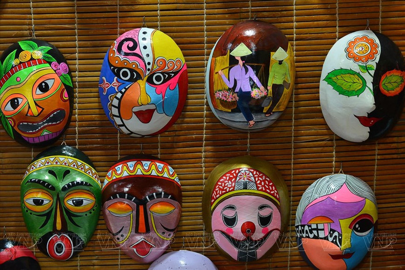 Las máscaras son pintadas con diferentes temas. (Foto: VNA) Las máscaras son pintadas con diferentes temas. (Foto: VNA)