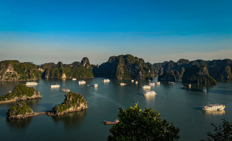 Atardecer en Ha Long desde el pico del monte Titov. Esta obra maestra de la naturaleza, hecha de islotes distribuidos en el mar, es un regalo para los ojos. Atardecer en Ha Long desde el pico del monte Titov. Esta obra maestra de la naturaleza, hecha de islotes distribuidos en el mar, es un regalo para los ojos.