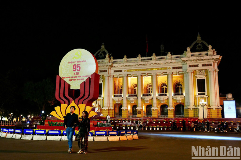 La zona en el Teatro de la Ópera de Hanói queda desierta.